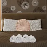 Deluxe Central Apartment With 4Bedrm 2 Bathrm