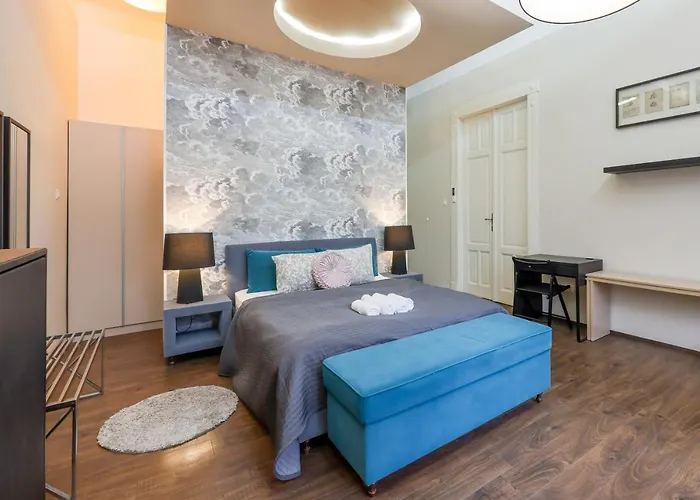 Deluxe Central Apartment With 4Bedrm 2 Bathrm